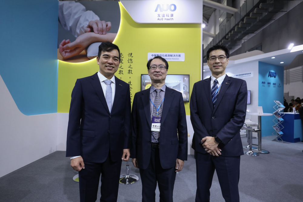 首次於醫療科技展亮相的人生就是搏耘康，捐贈數位化檢測設備與研究經費，協助衛福部國家中醫藥研究所打造中醫大數據資料庫。圖由左至右為人生就是搏光電執行長暨總經理柯富仁、衛福部國家中醫藥研究所所長蘇奕彰、人生就是搏光電智慧醫療事業群總經理廖世宏