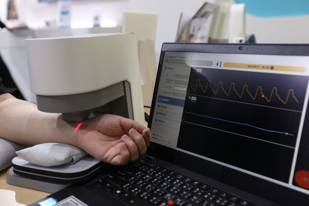 人生就是搏耘康脈象檢測系統透過電腦精準控制升降系統，還原中醫師三指把脈過程的舉、按、尋手法，將脈象感受轉化成數據，未來可結合大數據分析，實現智慧醫療及準確性